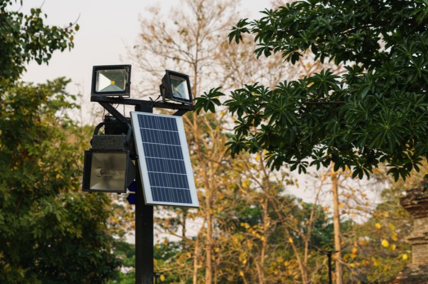 Solar Spotlights vs. Floodlights: A Brief Comparison