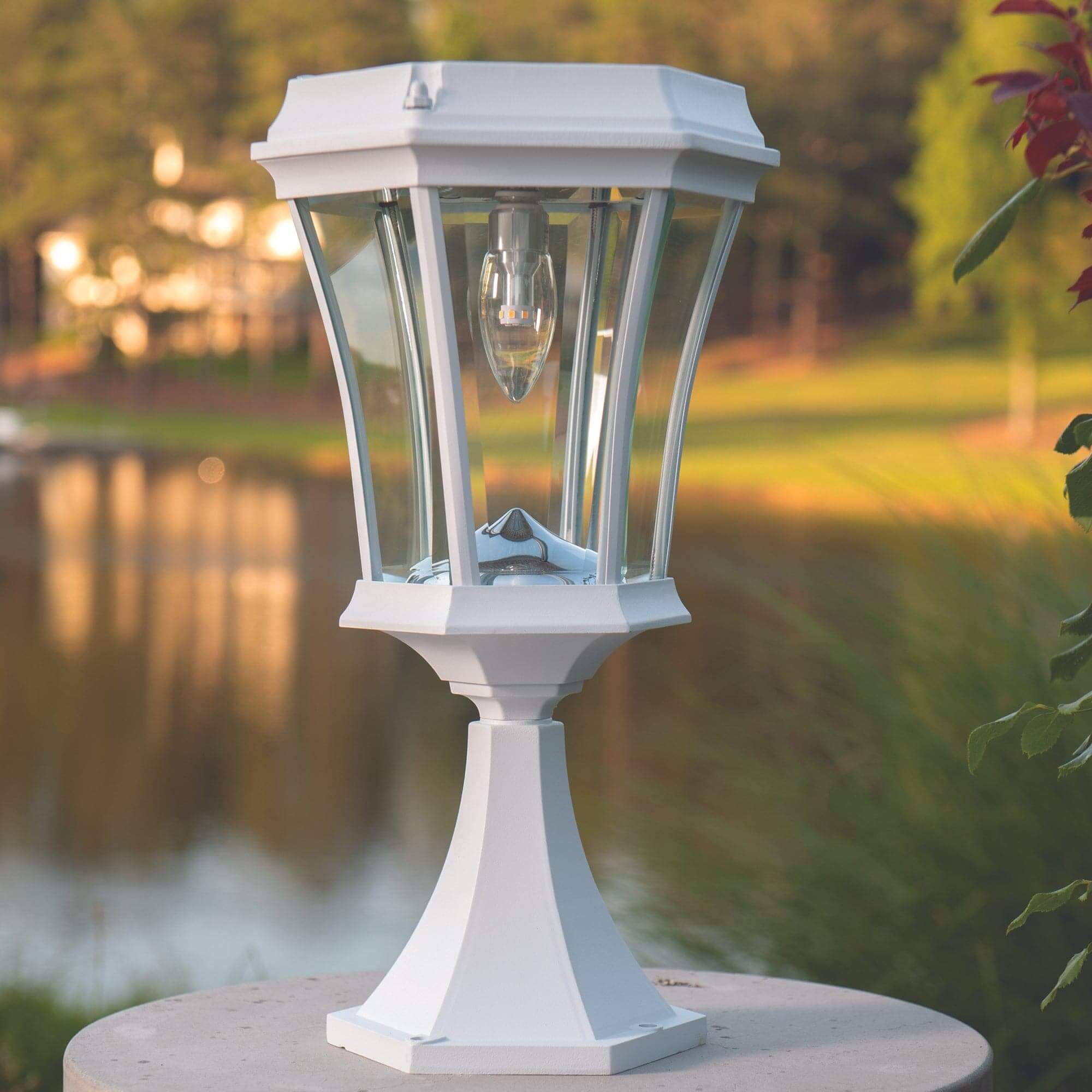 White Victorian Bulb Solar Lamp