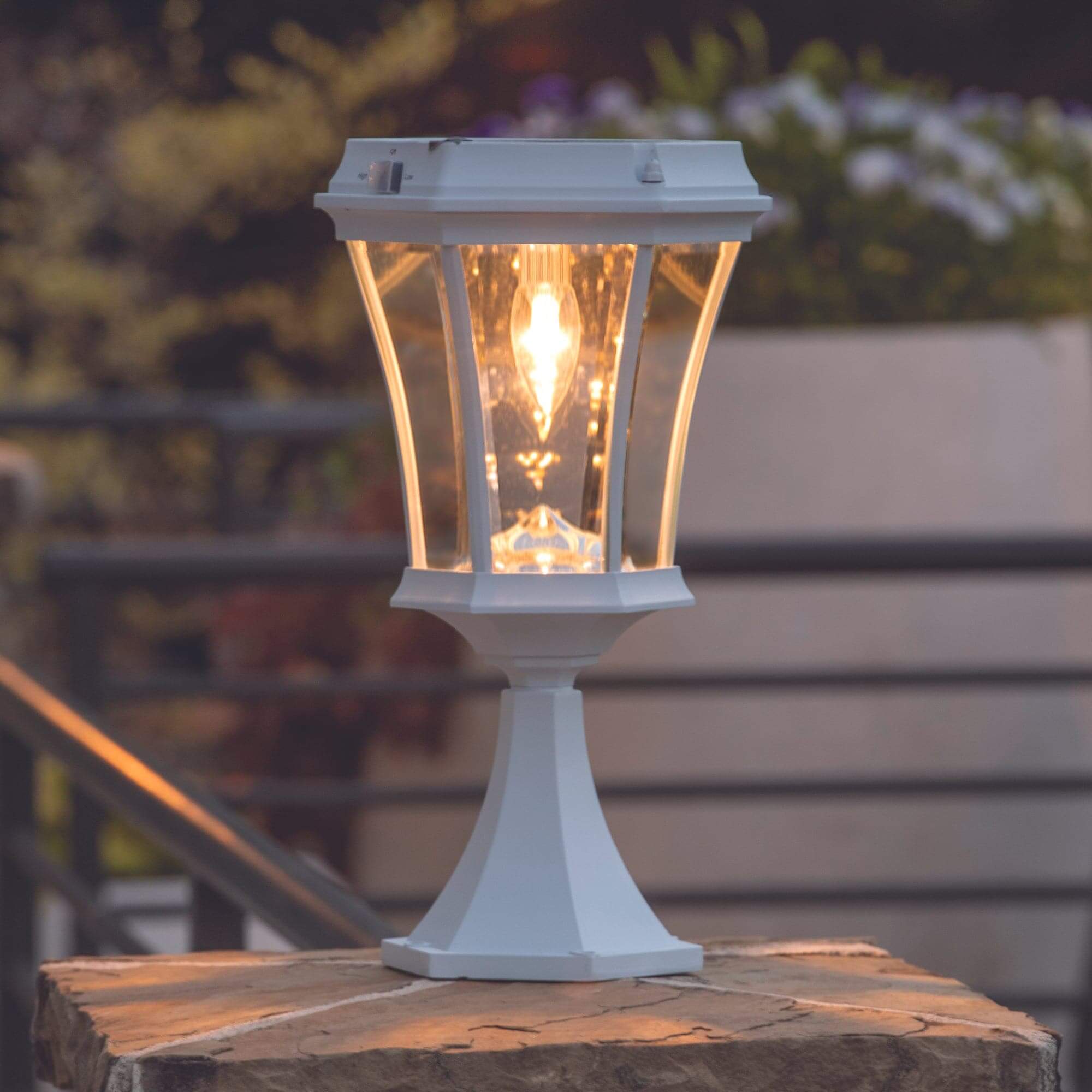 White Victorian Bulb Solar Lamp